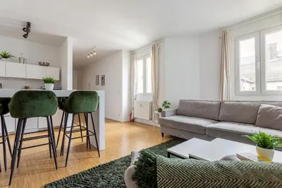 Ein Sitzbereich in der Unterkunft Global Living - Design Apartment I Central I Smart-TV I Kitchen I Berlin