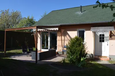 Das Gebäude in dem sich das Ferienhaus befindet