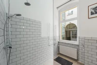 Ein Badezimmer in der Unterkunft The Remise Mitte Loft, 2 BR, 2 bathrooms, living room, group & family friendly, 4- 7 Guests
