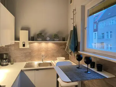 Küche/Küchenzeile in der Unterkunft Cozy Modern Apartment with Small Balcony in the Heart of Berlin