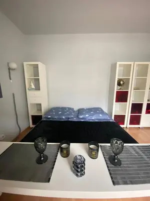 Ein Bett oder Betten in einem Zimmer der Unterkunft Cozy Modern Apartment with Small Balcony in the Heart of Berlin