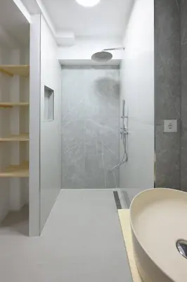 Ein Badezimmer in der Unterkunft Spacious Apartments In Mitte- Feel The Citycenter