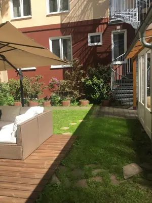 Ein Garten an der Unterkunft Apple City Hotel