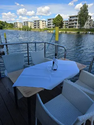 Blick auf einen Fluss in der Nähe des Bootes