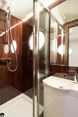 Ein Badezimmer in der Unterkunft Festliegende Wohnboote Marina Niederhavel