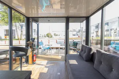 Ein Sitzbereich in der Unterkunft Festliegende Wohnboote Marina Niederhavel