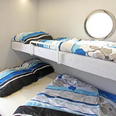Ein Bett oder Betten in einem Zimmer der Unterkunft Festliegende Wohnboote Marina Niederhavel