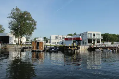 Blick auf einen Fluss in der Nähe des Bootes