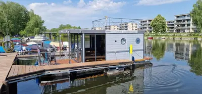 Blick auf einen Fluss in der Nähe des Bootes