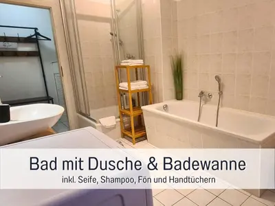 Ein Badezimmer in der Unterkunft Lichtdurchflutete moderne Stadtwohnung, Küche, Waschtrockner, SmartTV