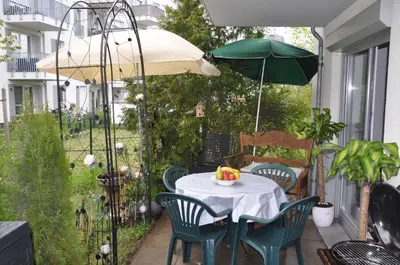 Ein Garten an der Unterkunft TerraceOasisBerlinAirport