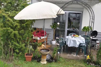 Ein Garten an der Unterkunft TerraceOasisBerlinAirport