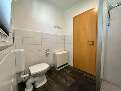 Ein Badezimmer in der Unterkunft Tornower Waldhäusl, perfekt gelegen 60 km vor Berlin, auf der Schwelle zum Spreewald und nahe Tropical Islands