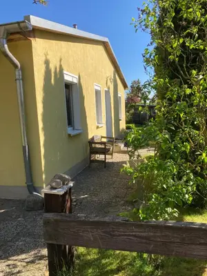 Ein Garten an der Unterkunft Klättes Ferienwohnung mit Garten