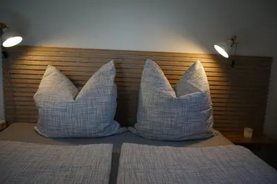 Ein Bett oder Betten in einem Zimmer der Unterkunft Klättes Ferienwohnung mit Garten