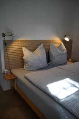 Ein Bett oder Betten in einem Zimmer der Unterkunft Klättes Ferienwohnung mit Garten