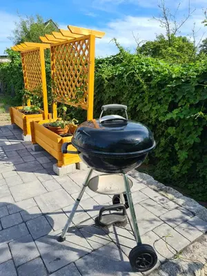 Ein für Gäste verfügbarer Grill im Ferienhaus