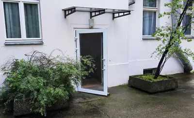 Ein Garten an der Unterkunft One Way Apartment