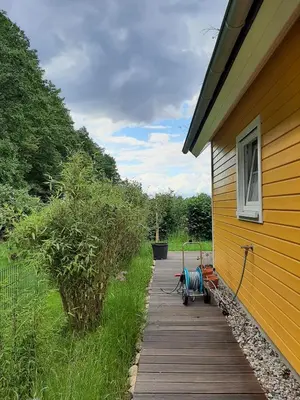 Ein Garten an der Unterkunft Annemarie Zerpenschleuse - Schwedenhaus mit Künstler-Charme und Sauna