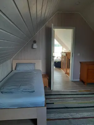 Ein Bett oder Betten in einem Zimmer der Unterkunft Annemarie Zerpenschleuse - Schwedenhaus mit Künstler-Charme und Sauna