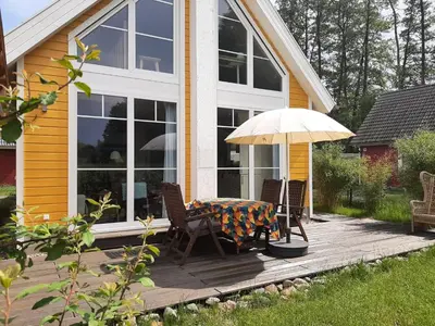 Ein Garten an der Unterkunft Annemarie Zerpenschleuse - Schwedenhaus mit Künstler-Charme und Sauna