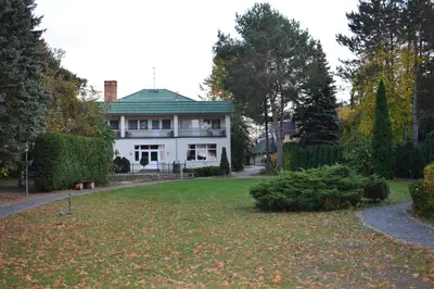 Ein Garten an der Unterkunft Hotel Seeschlösschen