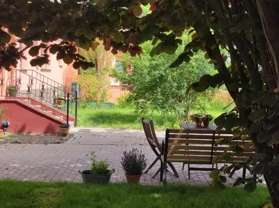 Ein Garten an der Unterkunft Storchennest mit eigenem Hof, Spielwiese und Terrasse