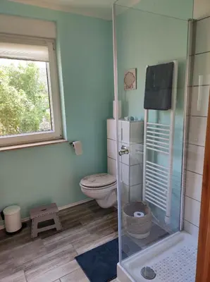Ein Badezimmer in der Unterkunft Storchennest mit eigenem Hof, Spielwiese und Terrasse
