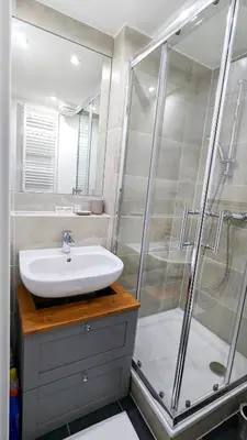 Ein Badezimmer in der Unterkunft Central, cozy, designed 1-BR Apt at Akazienkiez