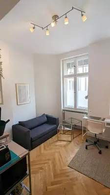 Ein Sitzbereich in der Unterkunft Central, cozy, designed 1-BR Apt at Akazienkiez