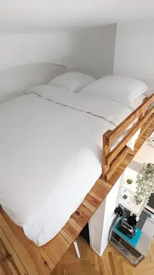 Ein Bett oder Betten in einem Zimmer der Unterkunft Central, cozy, designed 1-BR Apt at Akazienkiez
