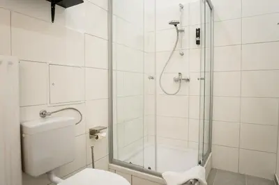 Ein Badezimmer in der Unterkunft Spacious 3BR plus AC Self Check-in Street Parking