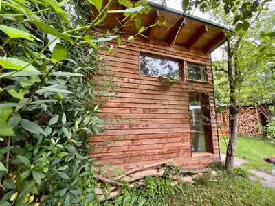 Ein Garten an der Unterkunft Häuschen in den Erlen