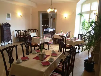 Ein Restaurant oder anderes Speiselokal in der Unterkunft Pension Sanssouci
