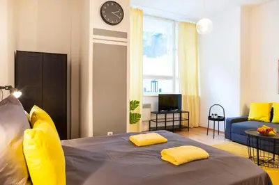 Ein Bett oder Betten in einem Zimmer der Unterkunft Cozy 2 room apartment next to Hermannstraße