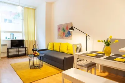 Ein Sitzbereich in der Unterkunft Cozy 2 room apartment next to Hermannstraße