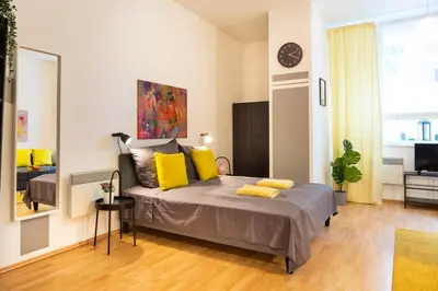 Ein Bett oder Betten in einem Zimmer der Unterkunft Cozy 2 room apartment next to Hermannstraße