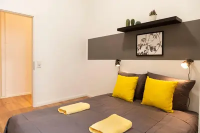 Ein Bett oder Betten in einem Zimmer der Unterkunft Modern 2 Bedroom Apartment in Berlin Schöneberg
