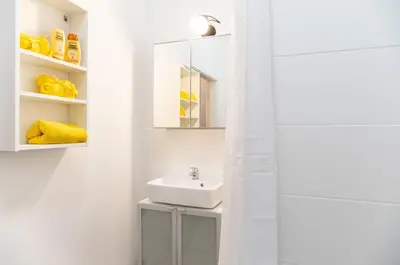 Ein Badezimmer in der Unterkunft Modern 2 Bedroom Apartment in Berlin Schöneberg
