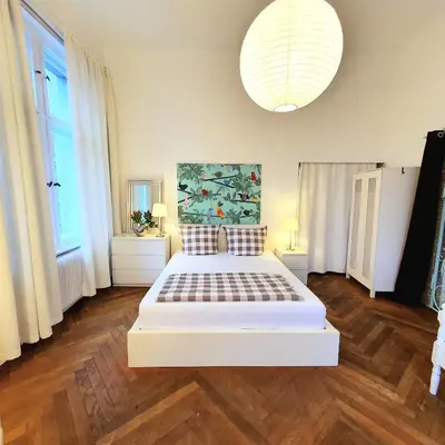 Ein Bett oder Betten in einem Zimmer der Unterkunft Apartment 3 large rooms with 2 separate bedbrooms close to city centre near Kudamm and KaDeWe