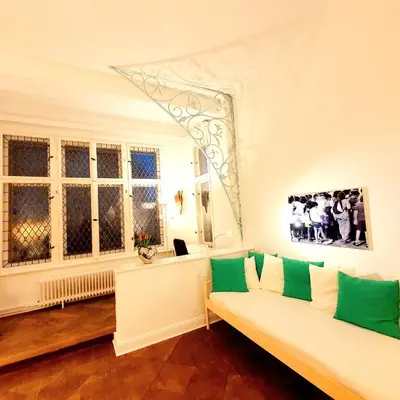 TV/Unterhaltungsangebot in der Unterkunft Apartment 3 large rooms with 2 separate bedbrooms close to city centre near Kudamm and KaDeWe