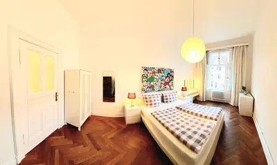 Ein Bett oder Betten in einem Zimmer der Unterkunft Apartment 3 large rooms with 2 separate bedbrooms close to city centre near Kudamm and KaDeWe