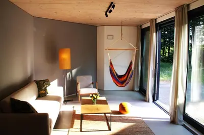 Ein Sitzbereich in der Unterkunft Ferienhaus direkt am See Uckermark