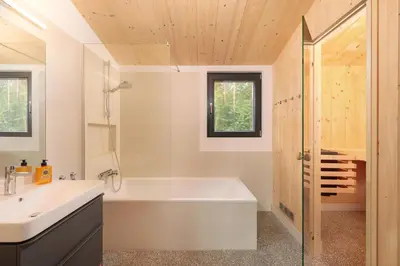 Ein Badezimmer in der Unterkunft Ferienhaus direkt am See Uckermark