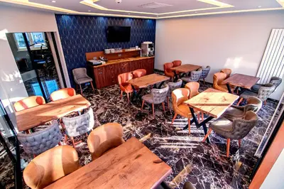 Ein Sitzbereich in der Unterkunft Hotel Yaman