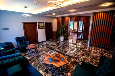 Ein Sitzbereich in der Unterkunft Hotel Yaman