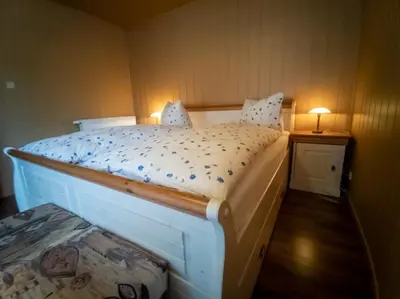 Ein Bett oder Betten in einem Zimmer der Unterkunft Spreewälder Schwalbenhof - Ferienwohnung 