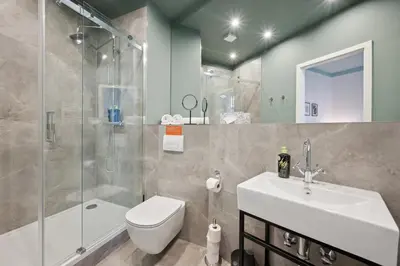 Ein Badezimmer in der Unterkunft Limehome Berlin Stresemannstr