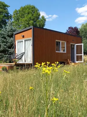 Ein Garten an der Unterkunft Tinyhaus in 16845 Manker mitten im Dorf tiny house