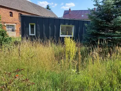 Ein Garten an der Unterkunft Tinyhaus in 16845 Manker mitten im Dorf tiny house